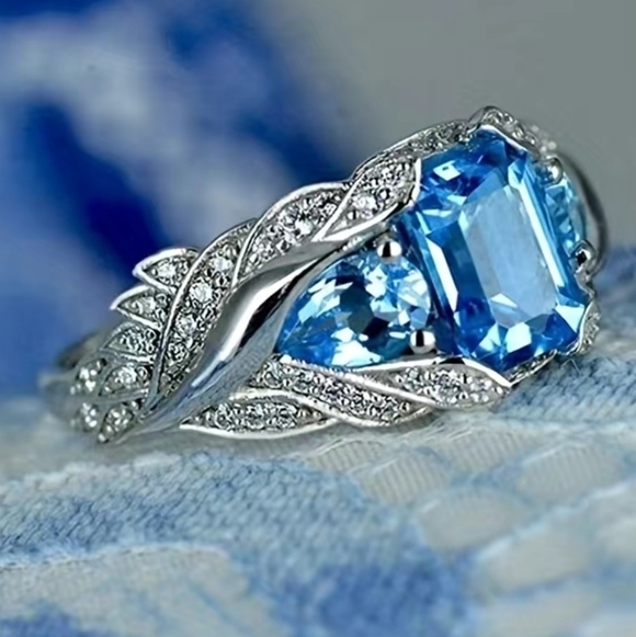 New Stunning blue women's ring - Picture 3 of 3